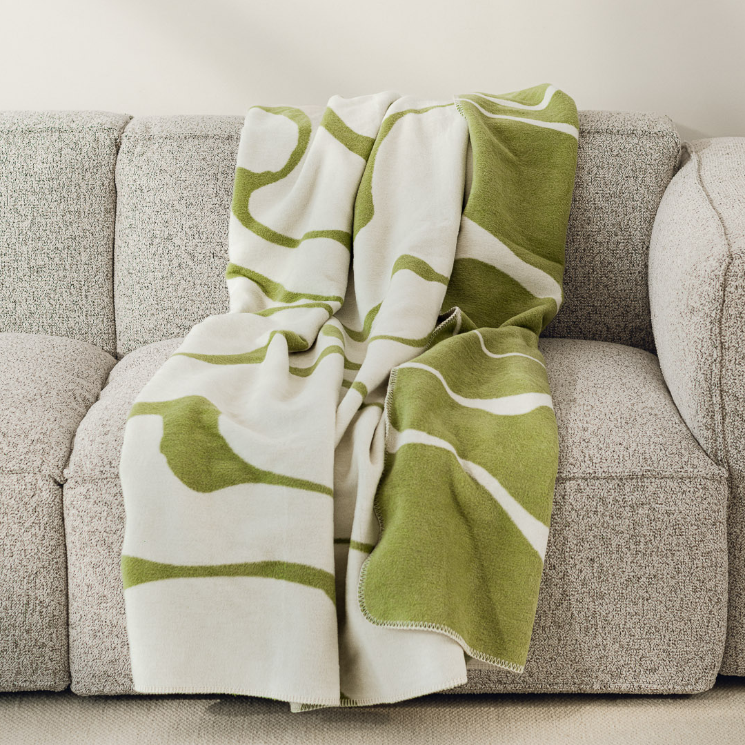 Felu Kuscheldecke Matcha Green - warme grüne Decke fürs Sofa 200 x 150 cm - noo.ma